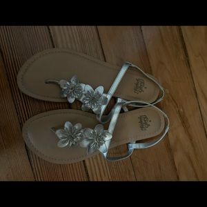⭐️ 3 for $20 - NWOT Silver Floral Sandals with Buckles